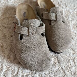 Birkenstock Suede Clogs - Taupe